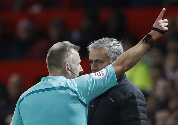 Další zkrat! Mourinho neunesl kartu pro simulujícího Pogbu a nakopl lahev s vodou