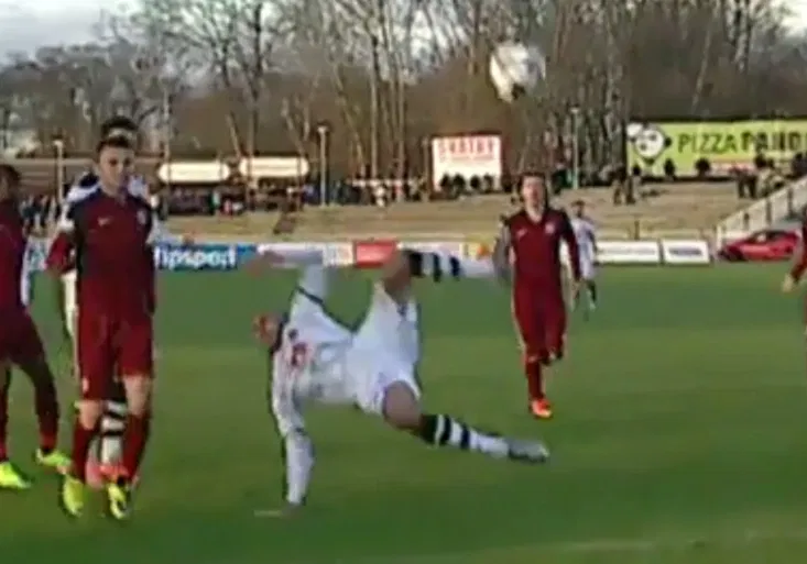 Lafata držel Žondru, ten předvedl komickou piruetu! Měla se proti Spartě pískat penalta?