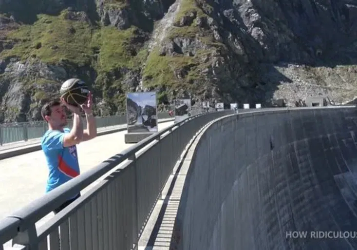 Trefit basketbalový koš na vzdálenost 180 metrů? Ke světovému rekordu stačily tři pokusy!