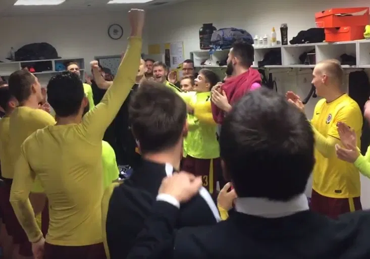 „Jedna nula dobrej výsledek!“ Jak Sparta slavila postup v Evropské lize? Podívejte se do šatny
