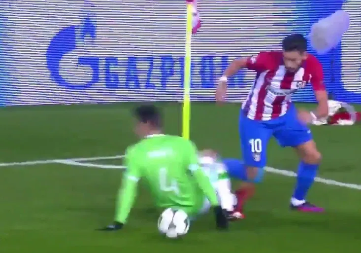 Atlético baví fanoušky. Carrasco si perfektně povodil soupeře a posadil jej na zadek!