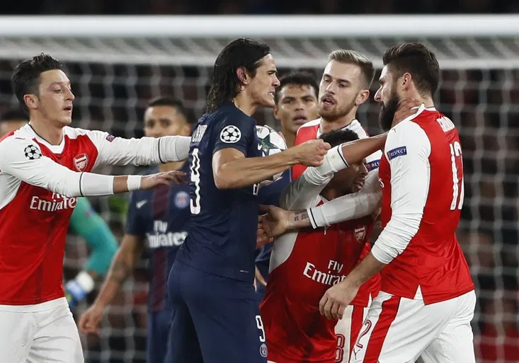 Vymyšlená penalta rozohnila Cavaniho! Jak pak mydlil Arsenal ve stylu Rockyho?