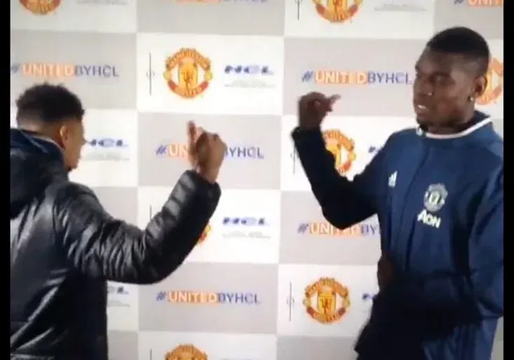 Kašpaři Pogba a Lingard! Jejich nejnovější pozdrav je delší než Titanic