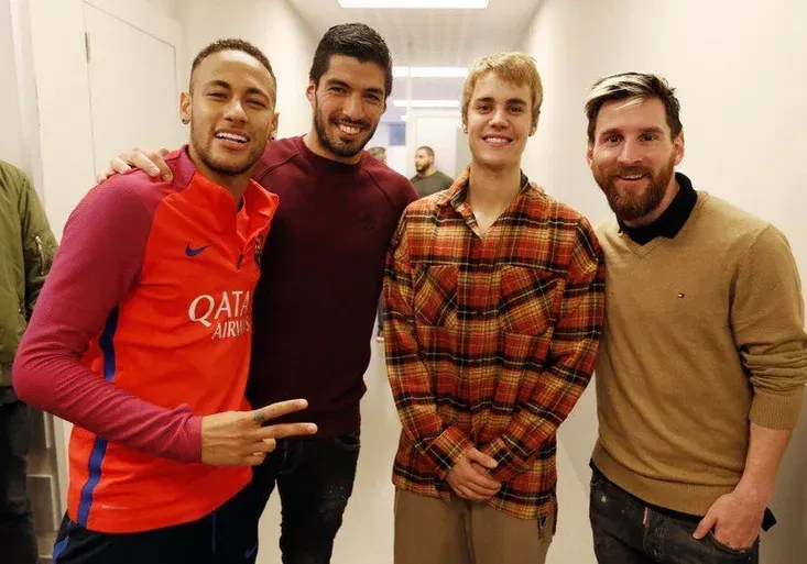 Justin Bieber si zatrénoval s hvězdami Barcelony. Jak si leváček poradil s penaltou?
