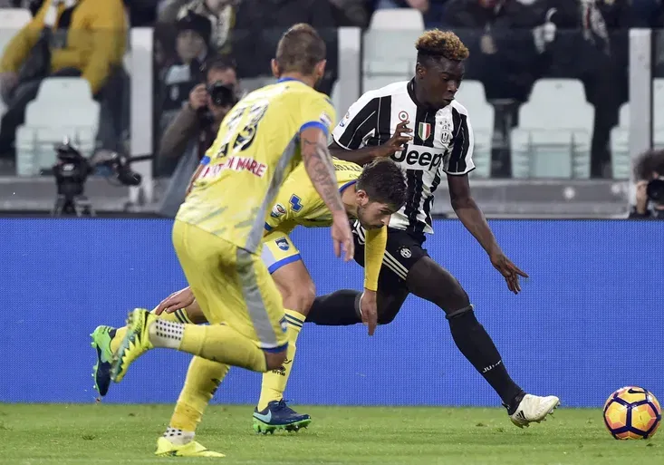 Juventus vytáhl nový 16letý supertalent! Jak kouzelně reagoval jeho bratr na tribuně?