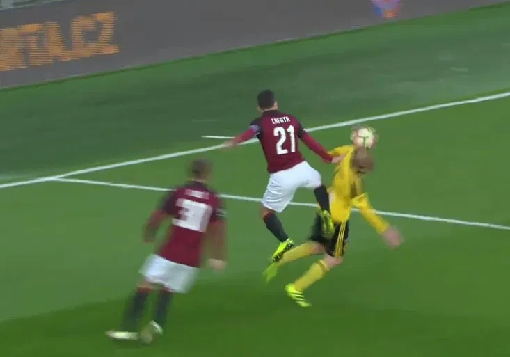 Byla to penalta? Odpustil sudí sparťanu Lafatovi faul na Šislera?