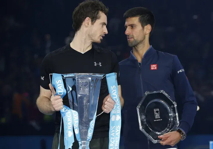 Před novým tenisovým králem Murraym smekl i Federer. Co vyváděl fotbalista Piqué během finále?