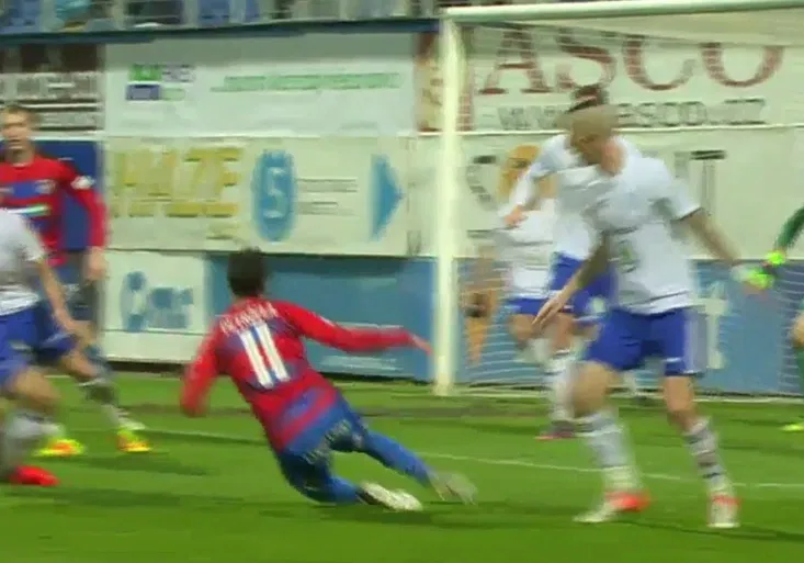 Zase ten Petržela! Plzeňský simulant to zase zkoušel! Zato Boleslav ukázala fair play