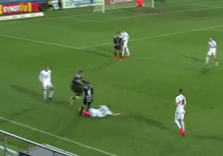 Ten ho zboural! Hradec pobavil komickou srážkou spoluhráčů i výstavním gólem!