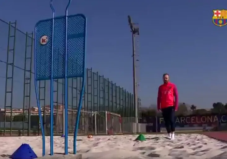 Jak dře Iniesta po zranění? Bez bot a v písku! Podívejte se na jeho trénink!