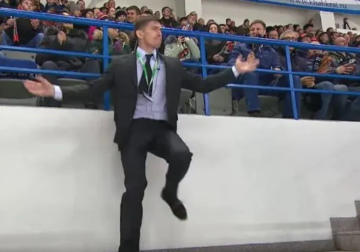 Nejbláznivější sekuriťák! Tancoval jako Jackson a probudil celou hokejovou halu