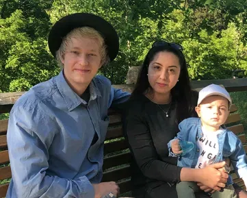 Písničkář Jakub Ondra zazpíval fanynce ve Stromovce a předal jí výhru ze soutěže