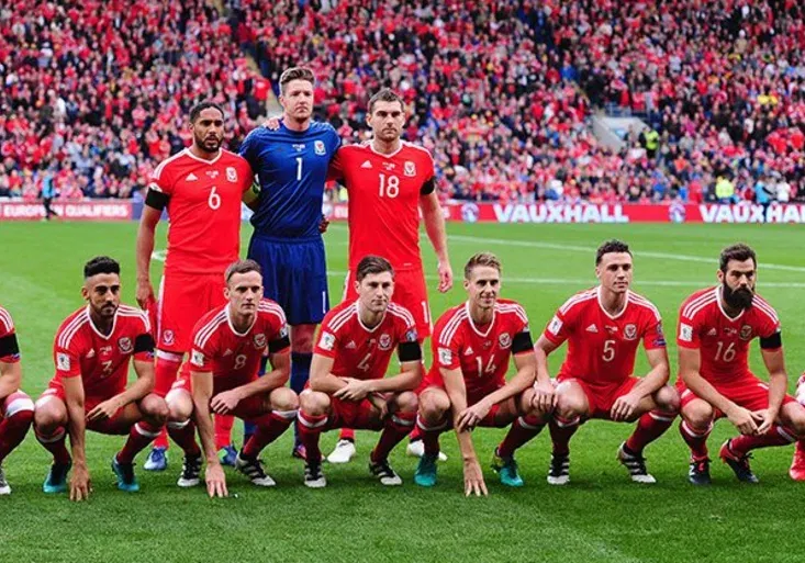 Wales baví bláznivými týmovými fotkami. V čem spočívá kouzlo rituálu?