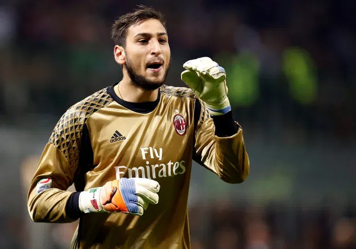 Na velikosti (ne)záleží? Supertalent Donnarumma procházkou s přítelkyní způsobil poprask
