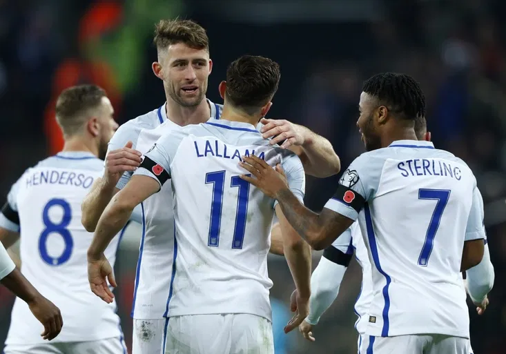 Anglie a Skotsko ignorovaly pravidla FIFA. Za vlčí máky na dresech může přijít tvrdý trest