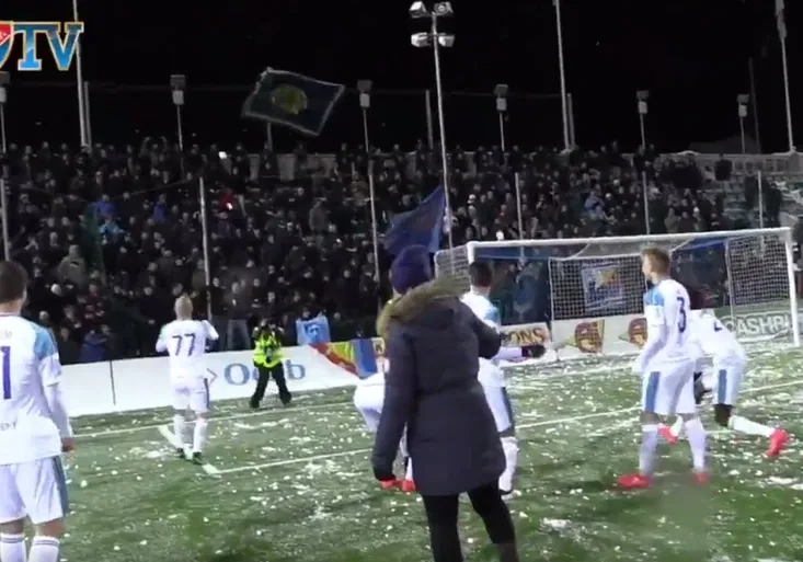 Kdo to začal??? Ve Švédsku vypukla sněhová bitva mezi fanoušky a hráči!