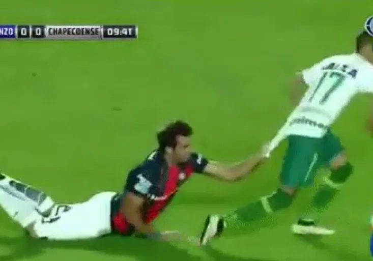 NEJkomičtější obranný zákrok sezony? Horký adept je z Uruguaye!