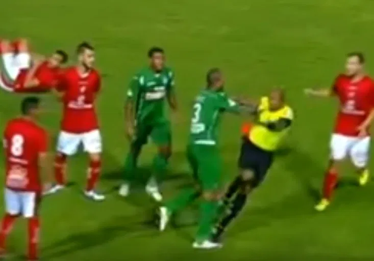 Červená? Tak na to zapomeň! Jak se v Brazílii obránce postavil rozhodčímu?