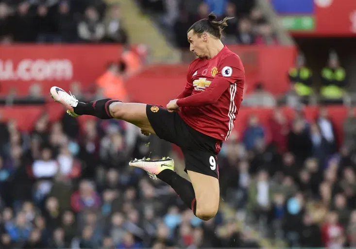 Zlatan vstřelil jubilejní gól v Premier League. Jak nádherně udeřil i Pogba?