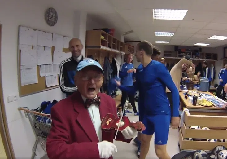 Nejlepší fanoušek z FNL? Podívejte, jak 86letý příznivec roztleskal kabinu Olomouce!