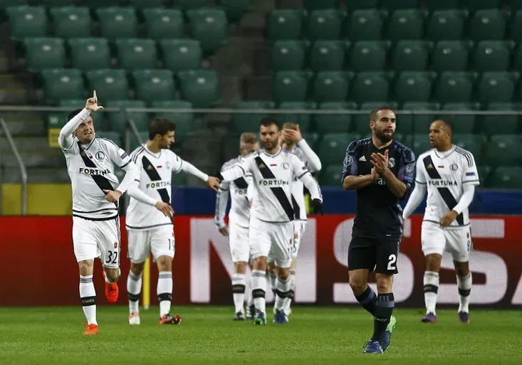 SESTŘIHY: Real a Legia předvedly šestibrankovou show, Dortmund si zajistil postup! Anglické týmy neskórovaly