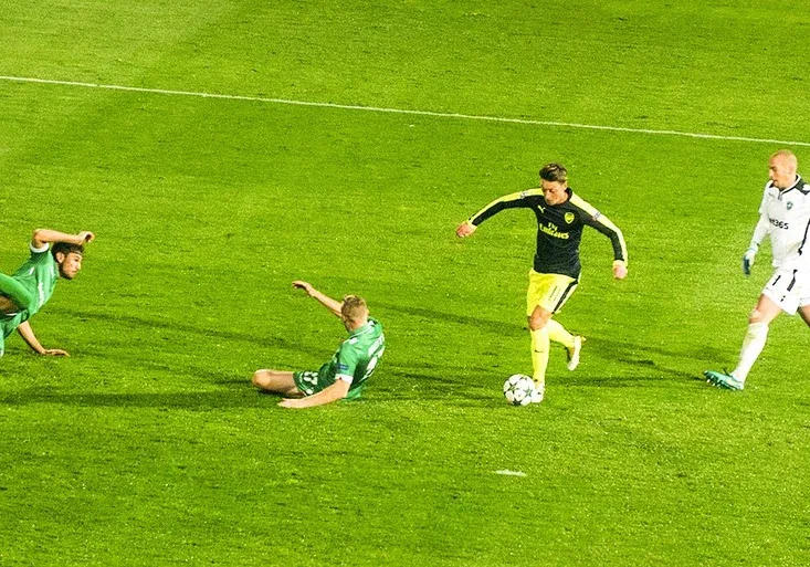 Génius v akci! Özil uchvátil fanoušky vítězným sólem. Brankáře a dva obránce poslal na párek