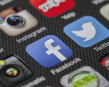 Na jaře myjeme okna, gruntujeme byty -  vyčistěte si i telefon