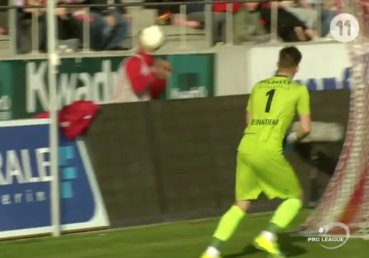 Přeskočilo mu? Brankář si vyřídil účty s podavačem míčů a málem se strhla bitka