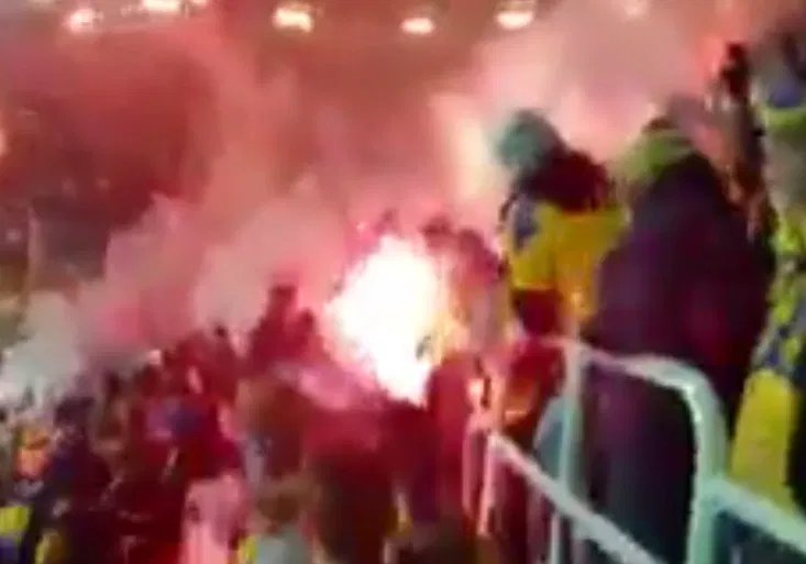 Dočista se zbláznili? Derby v Polsku narušil šílený útok světlicemi na fanoušky