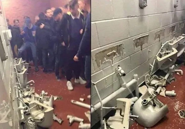 Chuligáni na Old Trafford zdemolovali toalety. Derby v Londýně se změnilo ve válku na tribunách