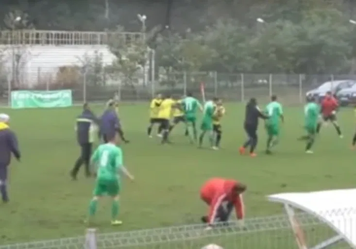 Šokující VIDEO: Fotbal se změnil v kickbox, rozhodčí udělil 10 červených karet!