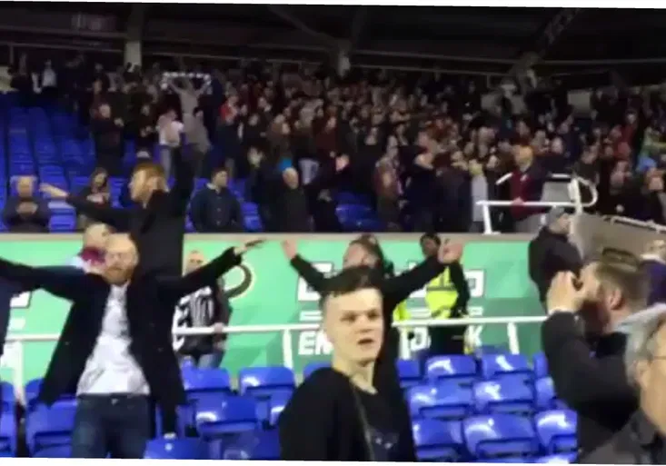 Venkovní výhra po 437 dnech? Fanoušci Aston Villy rozbíjeli telefony, zpívali hit Oasis!