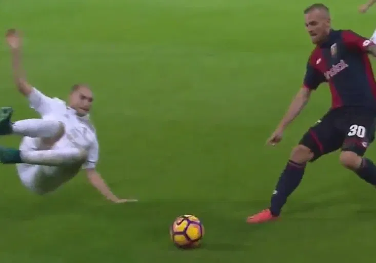 Čistý blázen! Za co si obránce AC Milán Paletta zasloužil červenou?