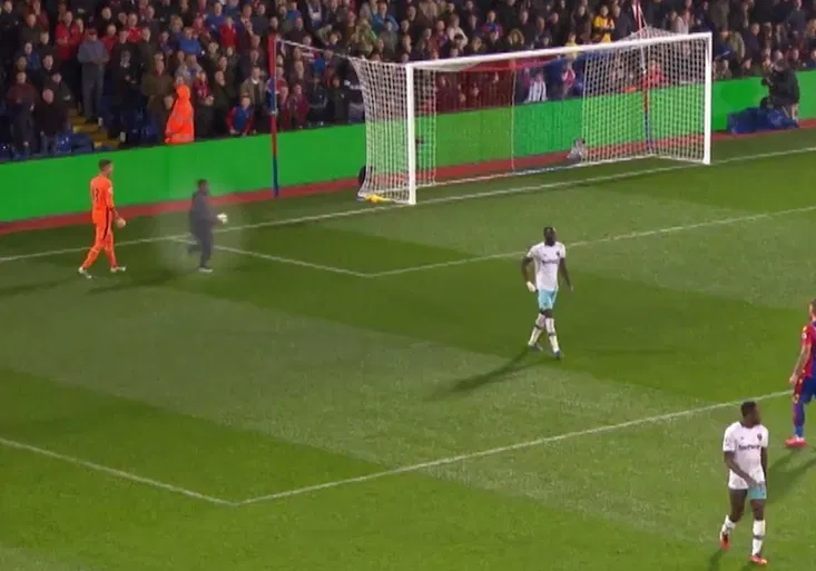 Nejslavnější podavač míčů na světě? Tenhle kluk z Crystal Palace je hvězdou internetu! Proč?