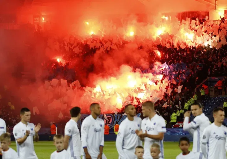 Peklo v Leicesteru! Co na tribuně vyváděli fanoušci z Dánska?