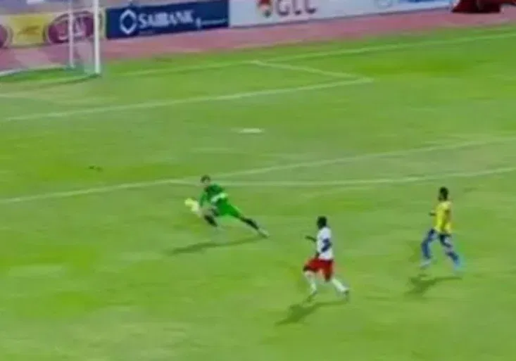 Fotbalové šílenství v Egyptě! Jak mohl brankář hrát rukama mimo pokutové území?