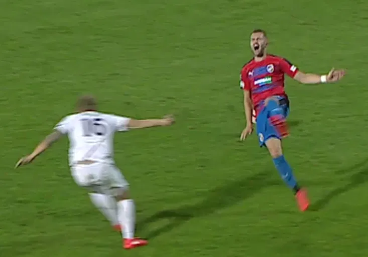 Likvidační faul na Slovácku? Řezník utrpěl ošklivé zranění, Šimko vyvázl bez karty!