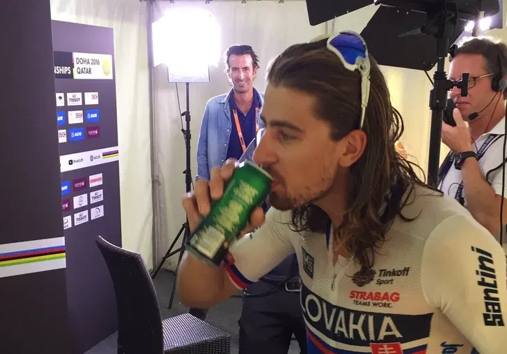 Král cyklistiky Peter Sagan pobláznil slovenské komentátory. V cíli pil pivo jako pán!