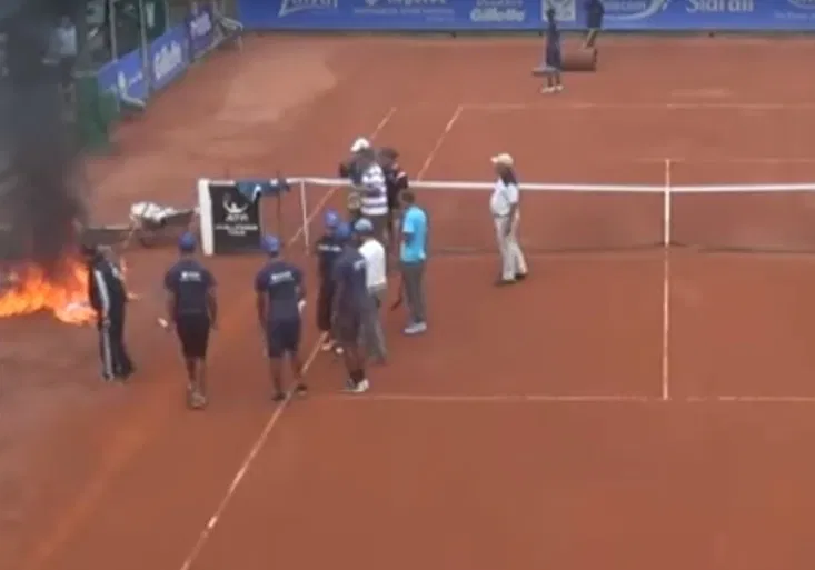 Tenisová groteska. Proč se kurt v Maroku ocitl v plamenech?