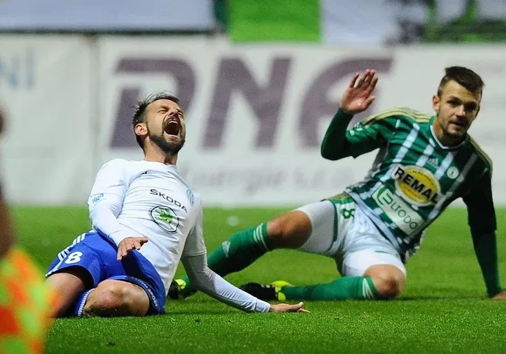 Drsný faul nebo simulace? Jirásek schytal červenou, Matějovský pivní sprchu od fanoušků!