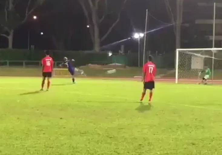 Nejbláznivější penalta? Střelec během exekuce předvedl parádní salto!