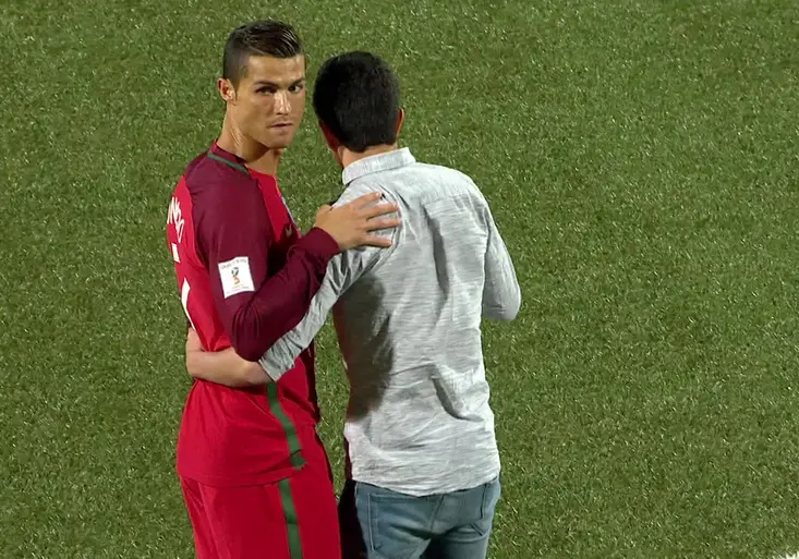 Je to normální? RONALDO si dělal v poločase selfie! Fanoušek přicestoval na Faery až z Peru!