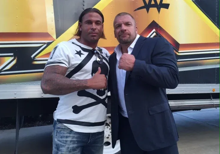 Potvrzeno! Brutálně nabušený bývalý fotbalista Wiese je připraven na debut ve wrestlingu!