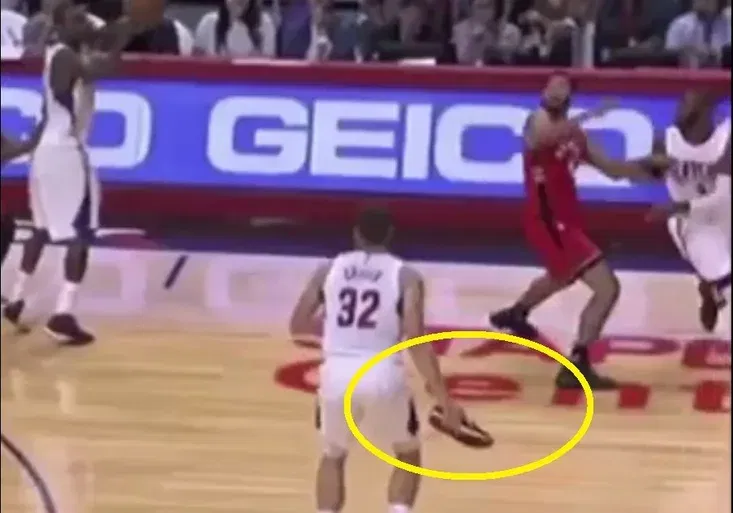 Kuriózní kousek z NBA! Hráč Clippers se zbavil soupeře hozením boty do obličeje!