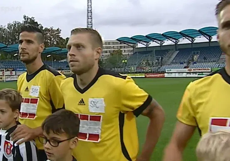 Český fotbalový bizar! Opava si musela půjčit dresy, logo nakreslila fixou! Proč?