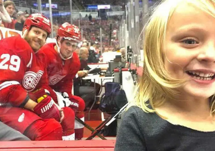 Jedinečná fotka okouzlila NHL. Jak se čtyřletá holčička stala v Detroitu slavnou?