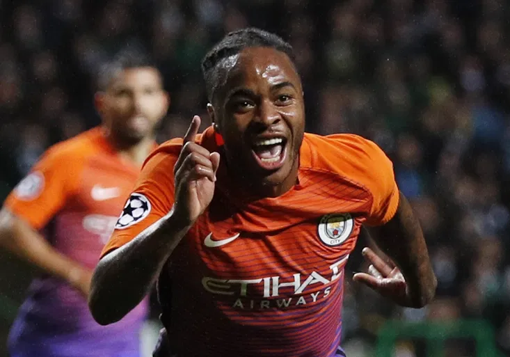 Sterling si během zápasu zatancoval! Jakou podivnou kreací pobavil fanoušky?