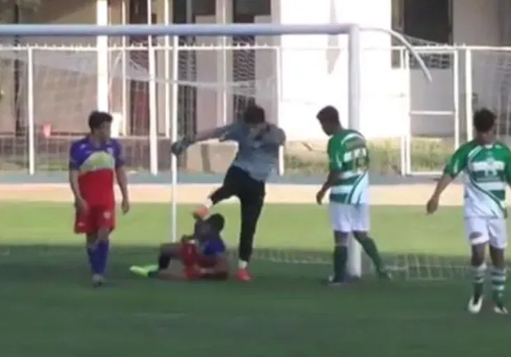 To bylo na kriminál! Co čeká brankáře, který soupeře ztrestal kopem do hlavy?