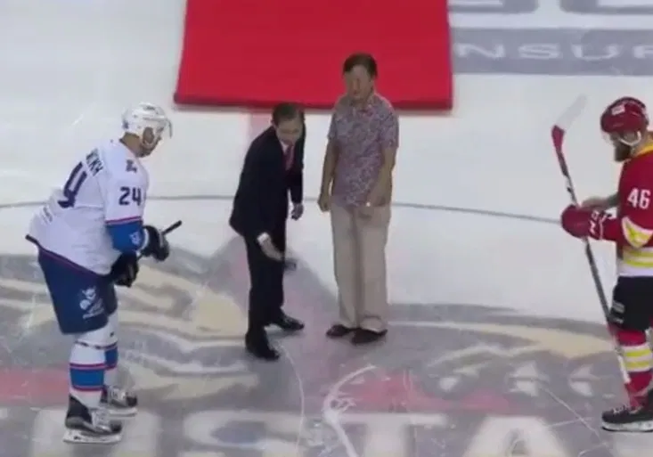 Nejbizarnější začátek hokejového zápasu? Číňan nebyl schopen vhodit buly