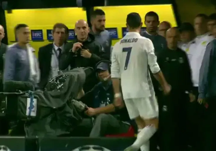 Nedůvěřivý Cristiano Ronaldo. Za kým se šel vyptávat na sporný moment?